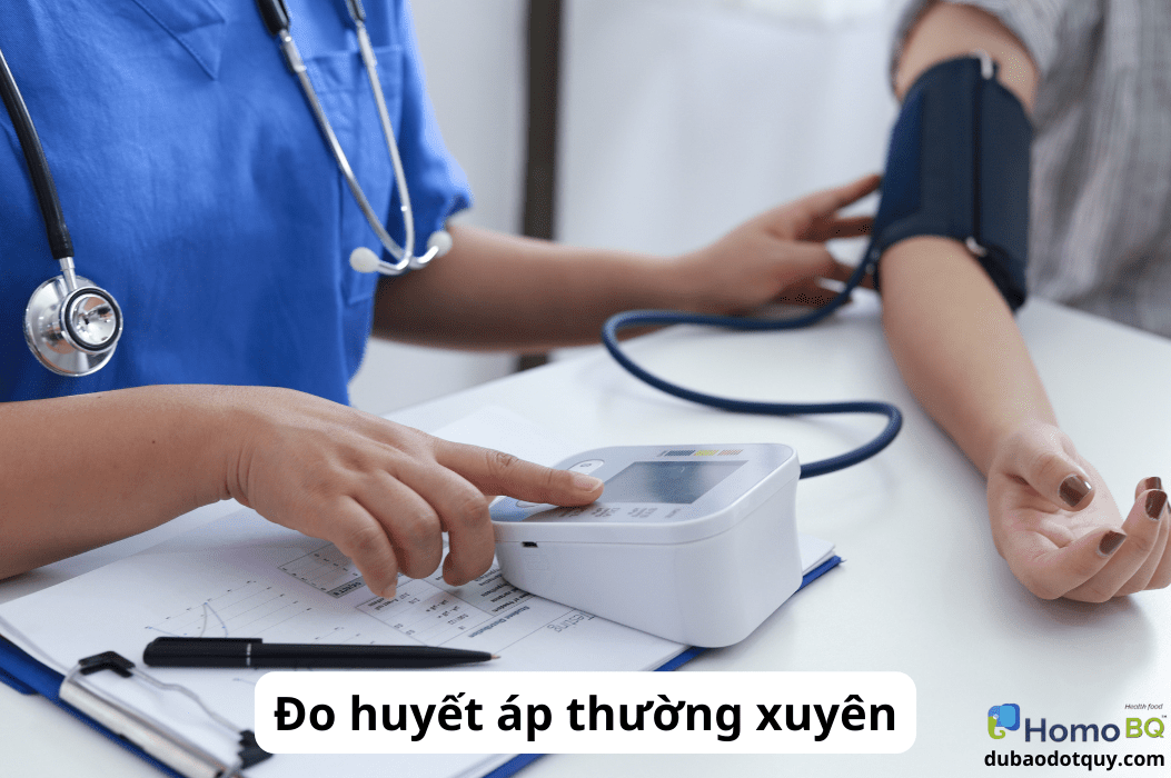 Tăng huyết áp là yếu tố nguy cơ hàng đầu gây đột quỵ não 4 Đo huyết áp thường xuyên